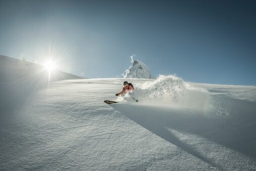 Perfekter Tag! Sonnenschein und Tiefschnee Freerider mit Matterhorn im Hintergrund