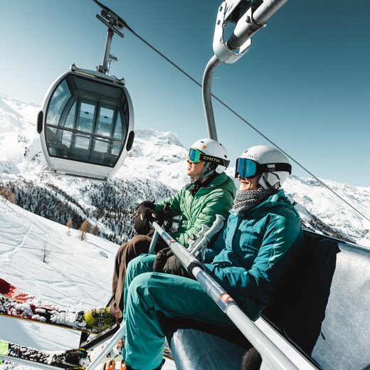 Skifahren in Zermatt zwei Skifahrer im Sessellift im Skigebiet Zermatt