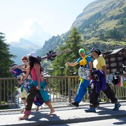 Summer ski | © Zermatt Bergbahnen AG Four friends on the way to glacier skiing | © Zermatt Bergbahnen AG