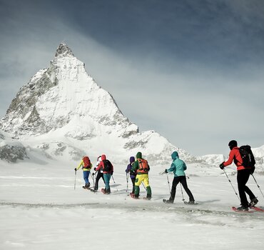 Gruppe beim Schneeschuhwandern in Zermatt