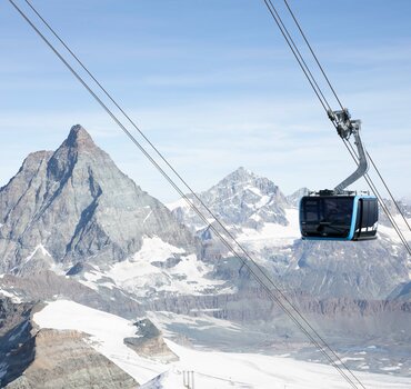 Gondel vor den Zermatter Berggipfeln