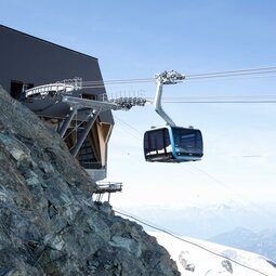 Matterhorn Glacier Ride | © Zermatt Bergbahnen AG Gondola with snow on the mountain | © Zermatt Bergbahnen AG