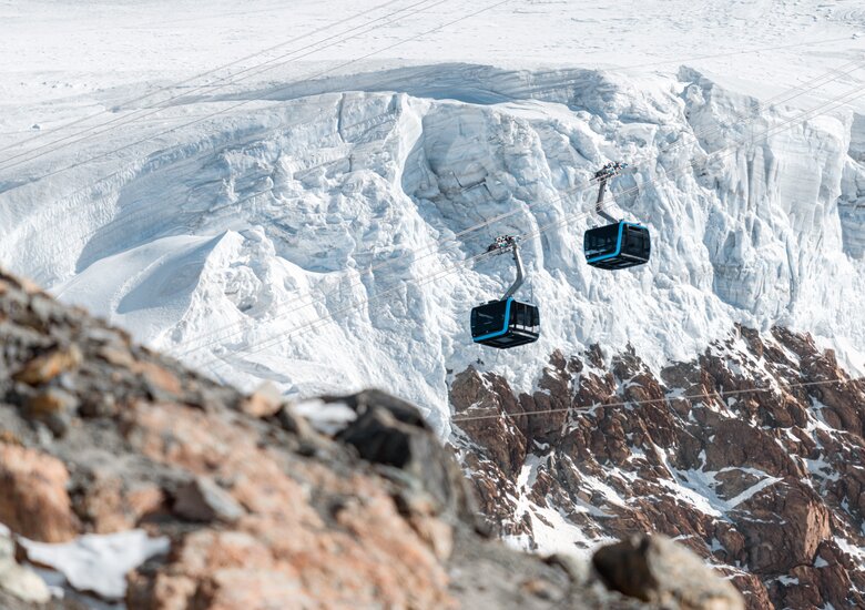 Crystal Ride Gondeln inmitten der Berge im Matterhorn Glacier Paradise