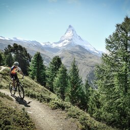 Zermatt Summer Paradise | © Zermatt Bergbahnen AG Biker in the mountains of Zermatt | © Zermatt Bergbahnen AG