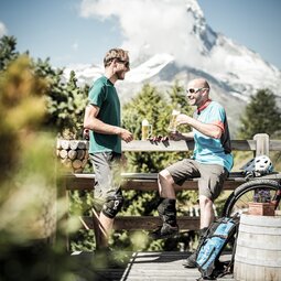 Mountainbiken in Zermatt | © Pascal Gertschen Biker drinking beer during a break  | © Pascal Gertschen