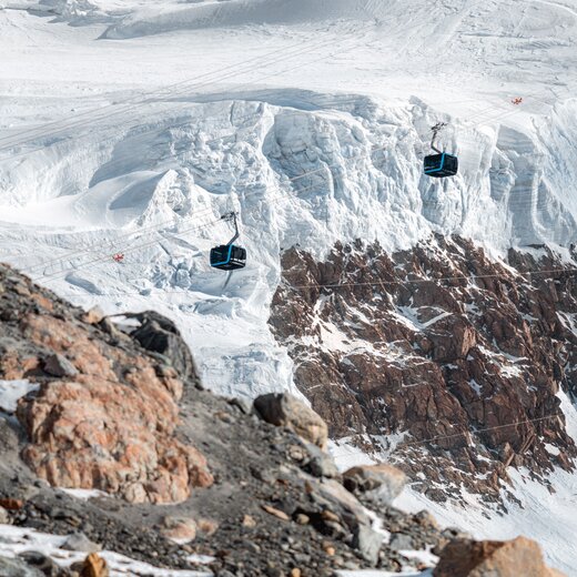 Gondola with glacier | © BasicHomeProduction