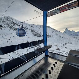 Gondel im Skigebiet Zermatt Innenraum einer Gondel im Skigebiet Zermatt