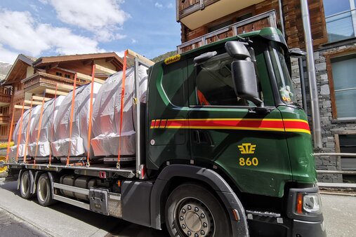 Transport der neuen "Omega 4" Kabinen durch Zermatt | © Zermatt Bergbahnen AG Eingepackte Omega 4 Kabinen auf Lastwagen | © Zermatt Bergbahnen AG