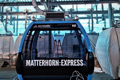Die neue "Omega 4" Kabine wird eingehängt | © Zermatt Bergbahnen AG Omega 4 Kabine Matterhorn-Express in der Garage Furi | © Zermatt Bergbahnen AG