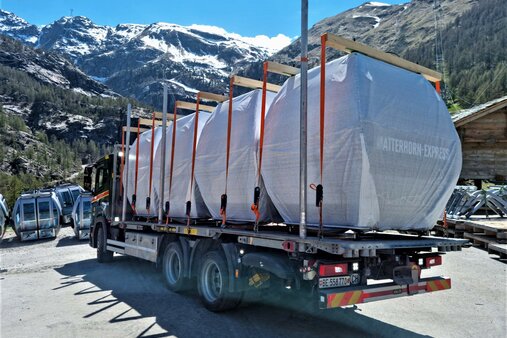 Die "Omega 4" Kabinen bei der Station Furi | © Zermatt Bergbahnen AG Eingepackte Omega 4 Kabinen auf Lastwagen | © Zermatt Bergbahnen AG