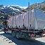 Die "Omega 4" Kabinen bei der Station Furi | © Zermatt Bergbahnen AG Eingepackte Omega 4 Kabinen auf Lastwagen | © Zermatt Bergbahnen AG