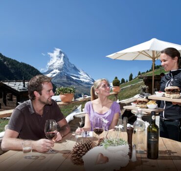 Couple enjoying lunch at Chez Vrony with the Matterhorn in the background | © Michael Portmann