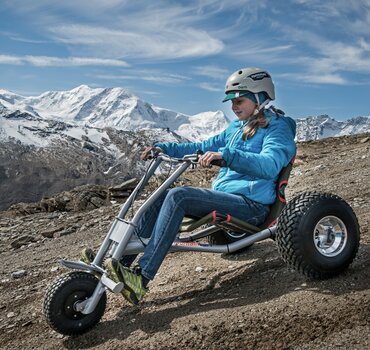 Girl riding downhill on a mountaincart | © Leander Wenger