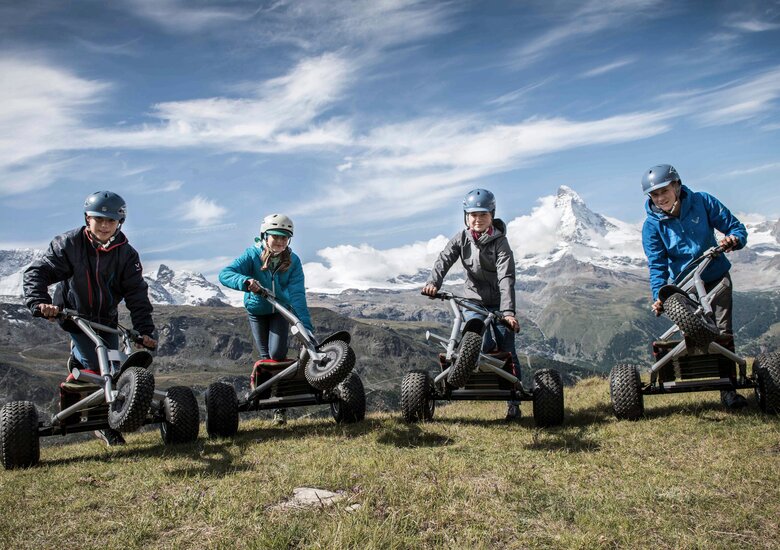 Mountaincart von Blauherd nach Sunnegga | © Leander Wenger Vier Freunde haben Spaß mit ihren Mountaincarts vor dem Matterhorn | © Leander Wenger