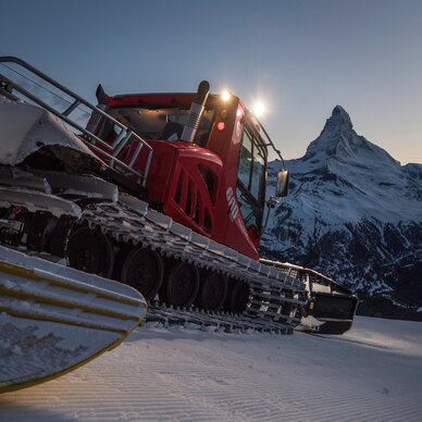 PistenBully in front of the Matterhorn | © Michael Portmann Close-up of a PistenBully with the Matterhorn as a backdrop | © Michael Portmann