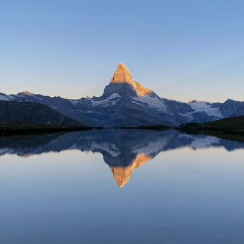 Morning light shining on the Matterhorn and the reflection of the fantastic view in lake Stellisee | © Beatrice Kronig