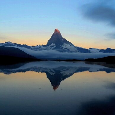 Sunrise at lake Stellisee with Matterhorn reflection | © Zermatt Bergbahnen AG Colourful sunrise at lake Stellisee with the Matterhorn reflection on the water | © Zermatt Bergbahnen AG