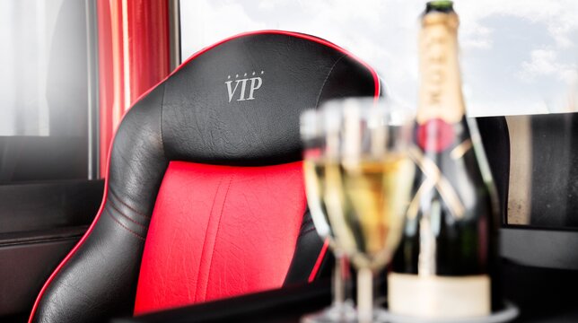 Sedile della gondola con bottiglia di champagne | © BasicHomeProduction